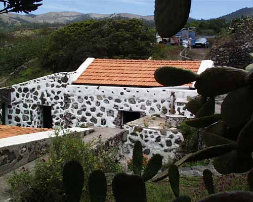 La Casa desde el jard&iacute;n  -  Das Haus vom Garten  - View from the garden